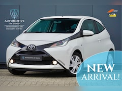 Toyota Aygo - 1.0 69 pk VVT-i X-PLAY AUTOMAAT / AIRCO / ACHTERUITRIJCAMERA / BLUETOOTH / LMV / NIEUWE AP