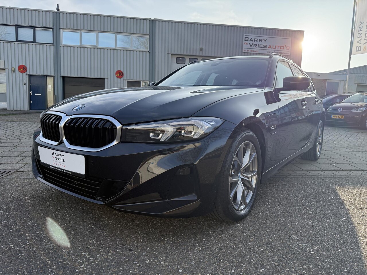 BMW 3-serie Touring - 330e | Plug-in Hybride | Automatische uitklapbare Trekhaak | Stuurwielverwarming | - AutoWereld.nl