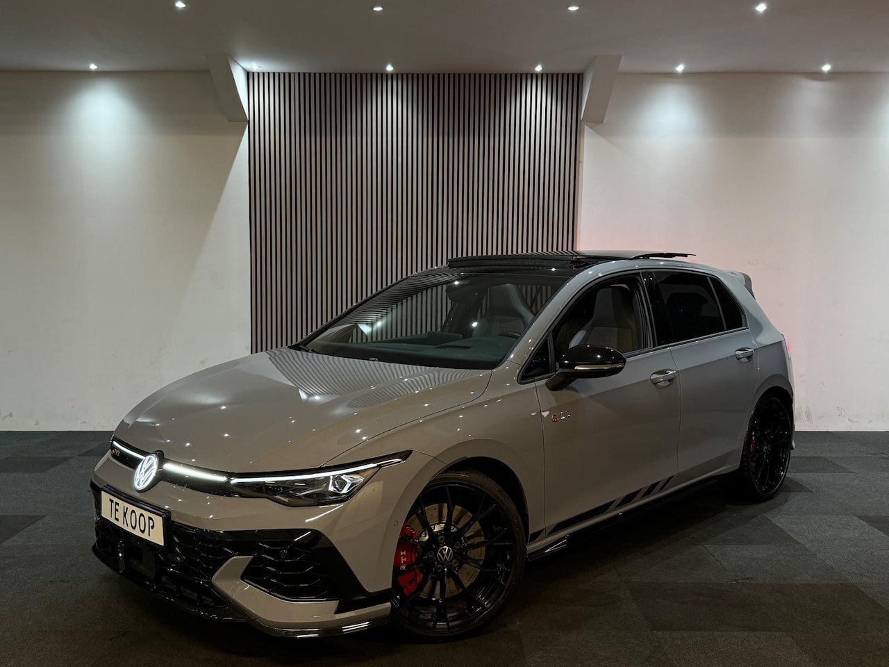 Volkswagen Golf - 2.0 TSI GTI Pano l Akra l Leder l H&K l Blindspot l 360 Camera l Ambient l IQ l Head-Up - AutoWereld.nl
