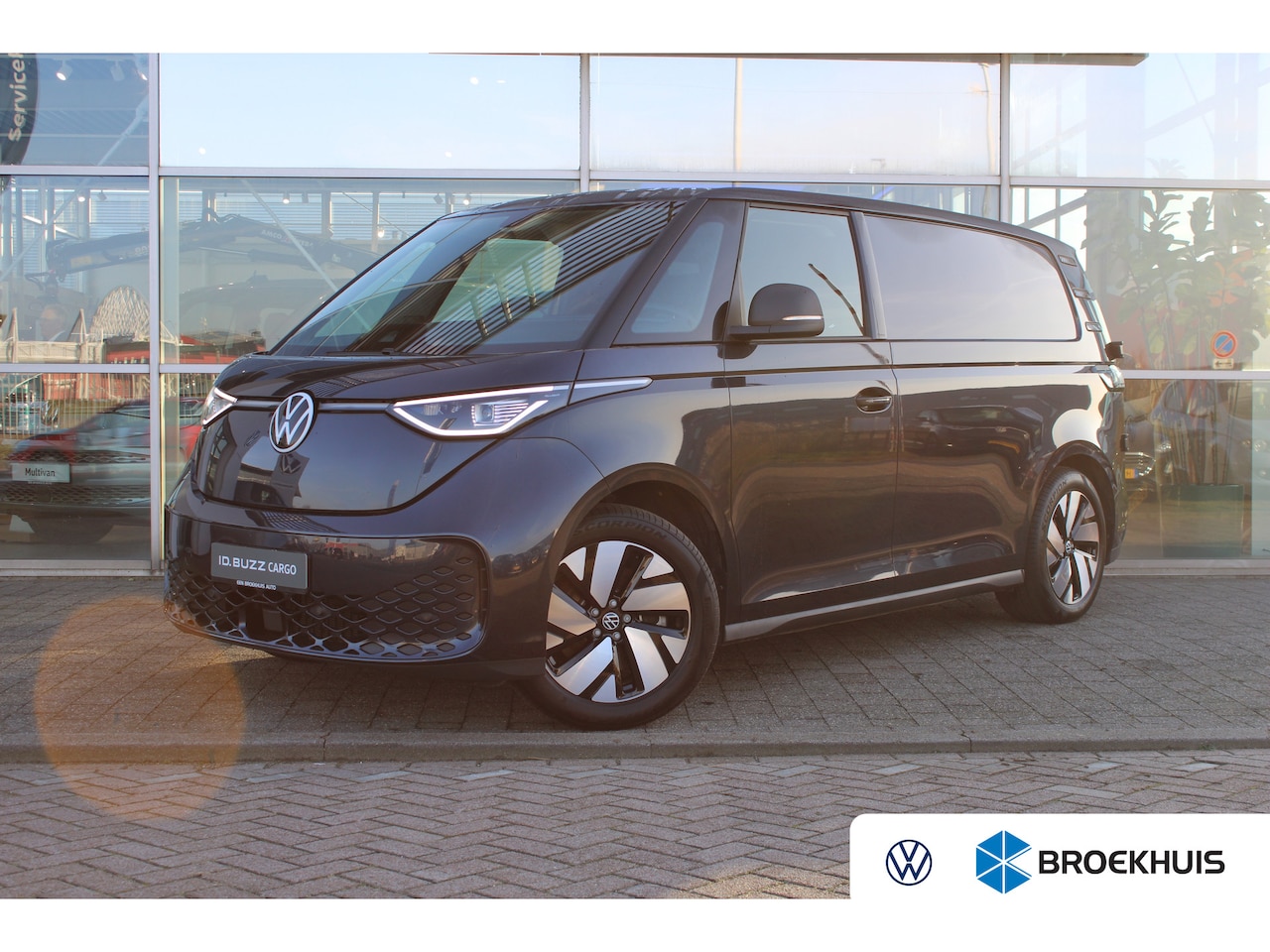 Volkswagen ID. Buzz Cargo - Bulli edition 79 kWh | 286 pk | Trekhaak | Achterdeuren | 19" Velgen 'Tilburg' | Navi | Cr - AutoWereld.nl