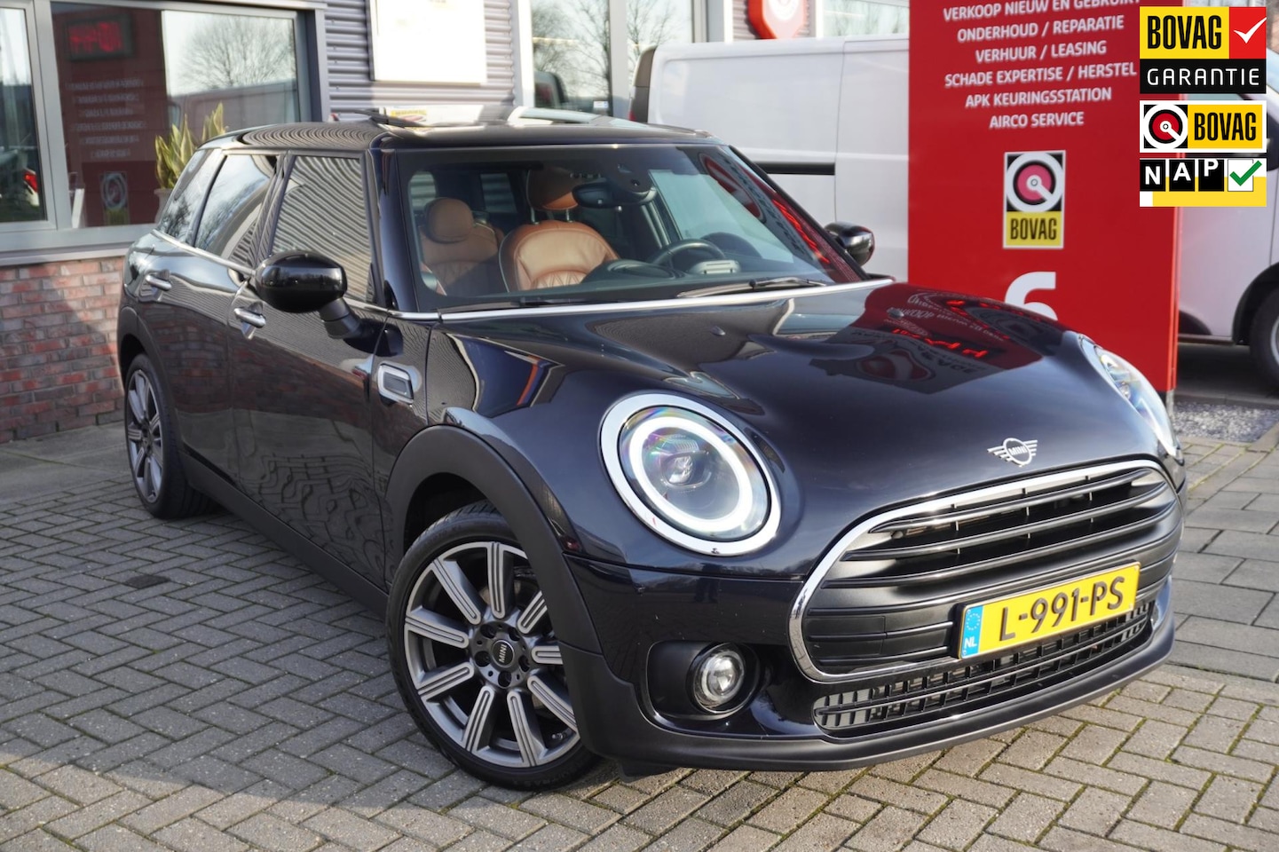 MINI Clubman - 1.5 Cooper Richmond Park Edition / Pano / Leder / Carplay / Camera / HK / Dealer onderhoud - AutoWereld.nl
