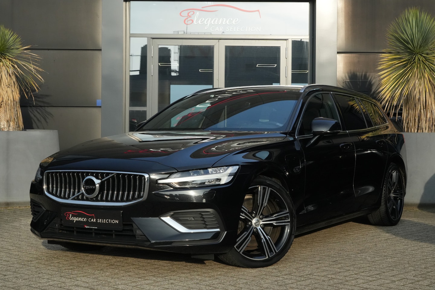Volvo V60 - 2.0 T6 Twin Engine AWD R-Design 310pk Panoramadak/HarmanKardon/Camera - AutoWereld.nl