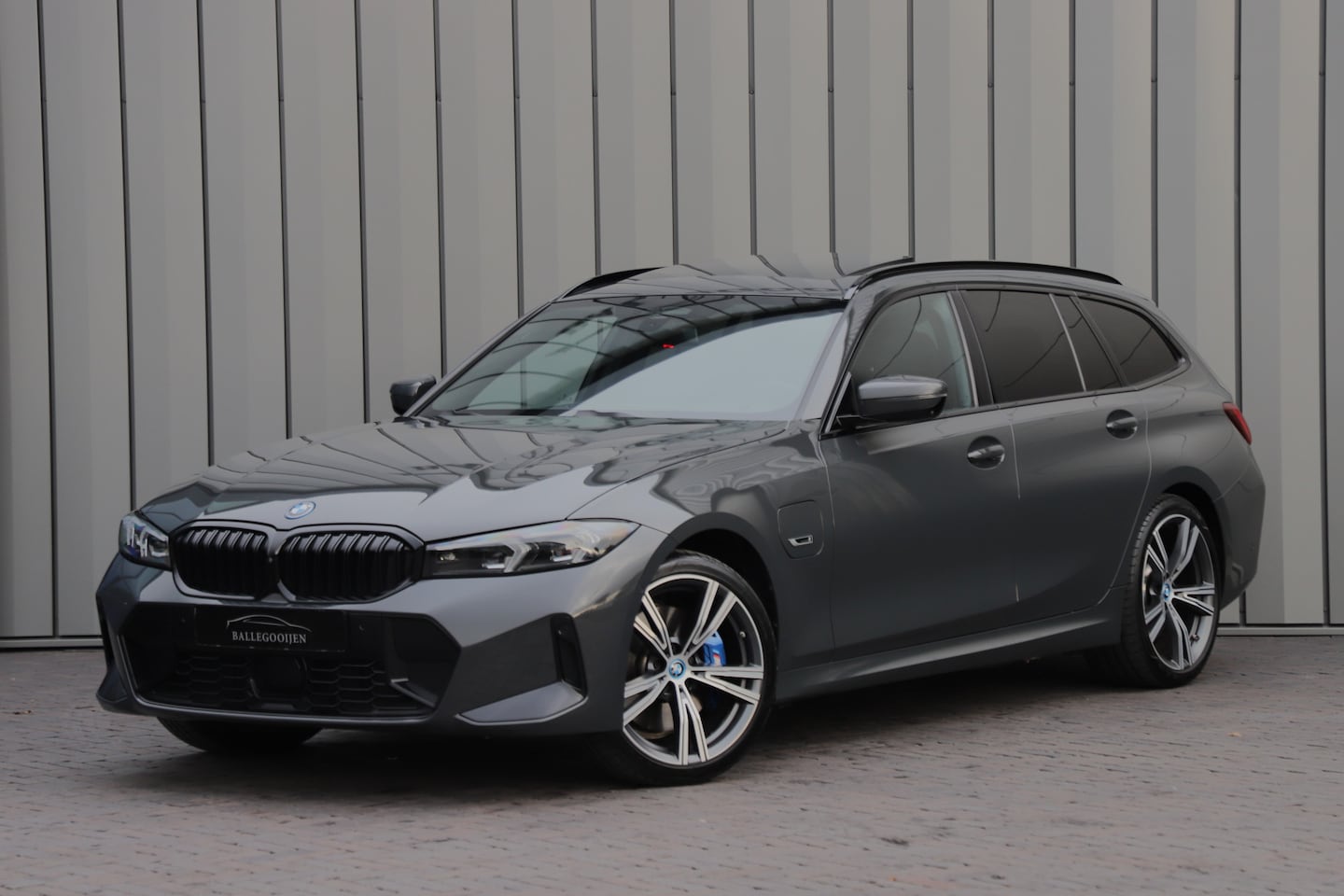 BMW 3-serie Touring - 330e xDrive M-Sport | 292PK | Head-up | Keyless-go | Carbon | Sport-stoelen | Harman/Kardo - AutoWereld.nl