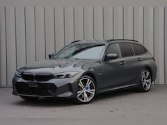 BMW 3-serie Touring - 330e xDrive M-Sport | 292PK | Head-up | Keyless-go | Carbon | Sport-stoelen | Harman/Kardo