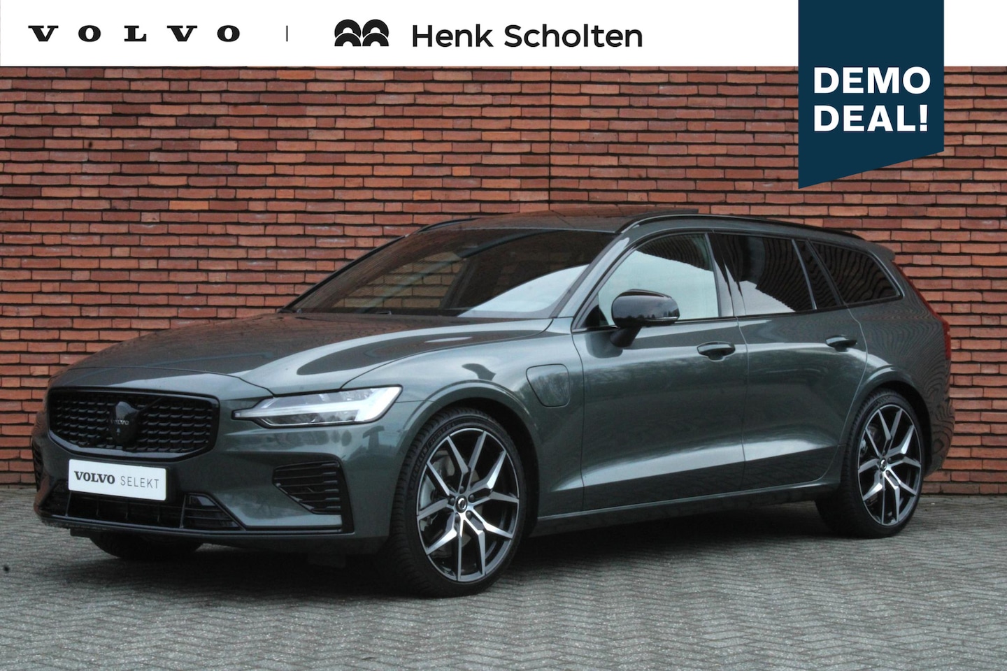 Volvo V60 - 2.0 T8 Plug-in hybrid AWD Plus Dark Performance Edition | Panoramadak | Trekhaak Semi-Elek - AutoWereld.nl