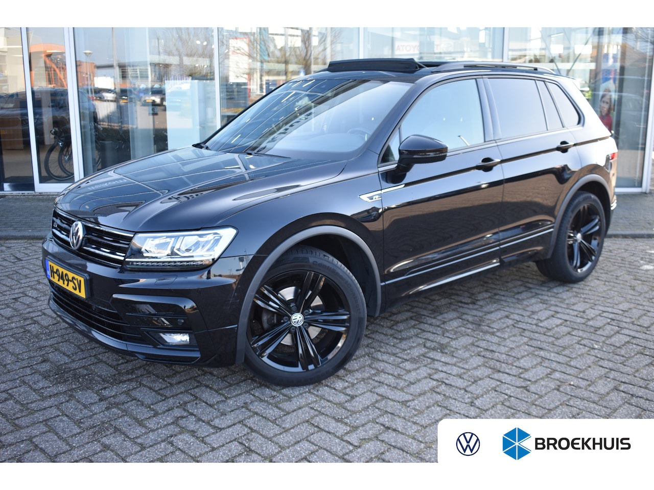 Volkswagen Tiguan - 1.5 TSI 150PK DSG-7 R-Line | TREKHAAK | PANORAMADAK | ADAPT. CRUISE | NAVIGATIE | BLACK ST - AutoWereld.nl
