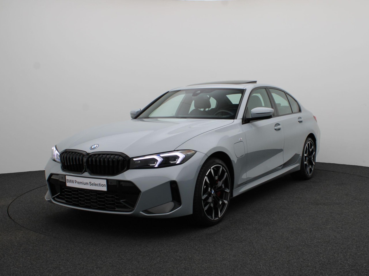 BMW 3-serie - Sedan 330e M Sportpakket Pro | Innovation Pack | Comfort Pack | Trekhaak | Schuifdak | Dri - AutoWereld.nl