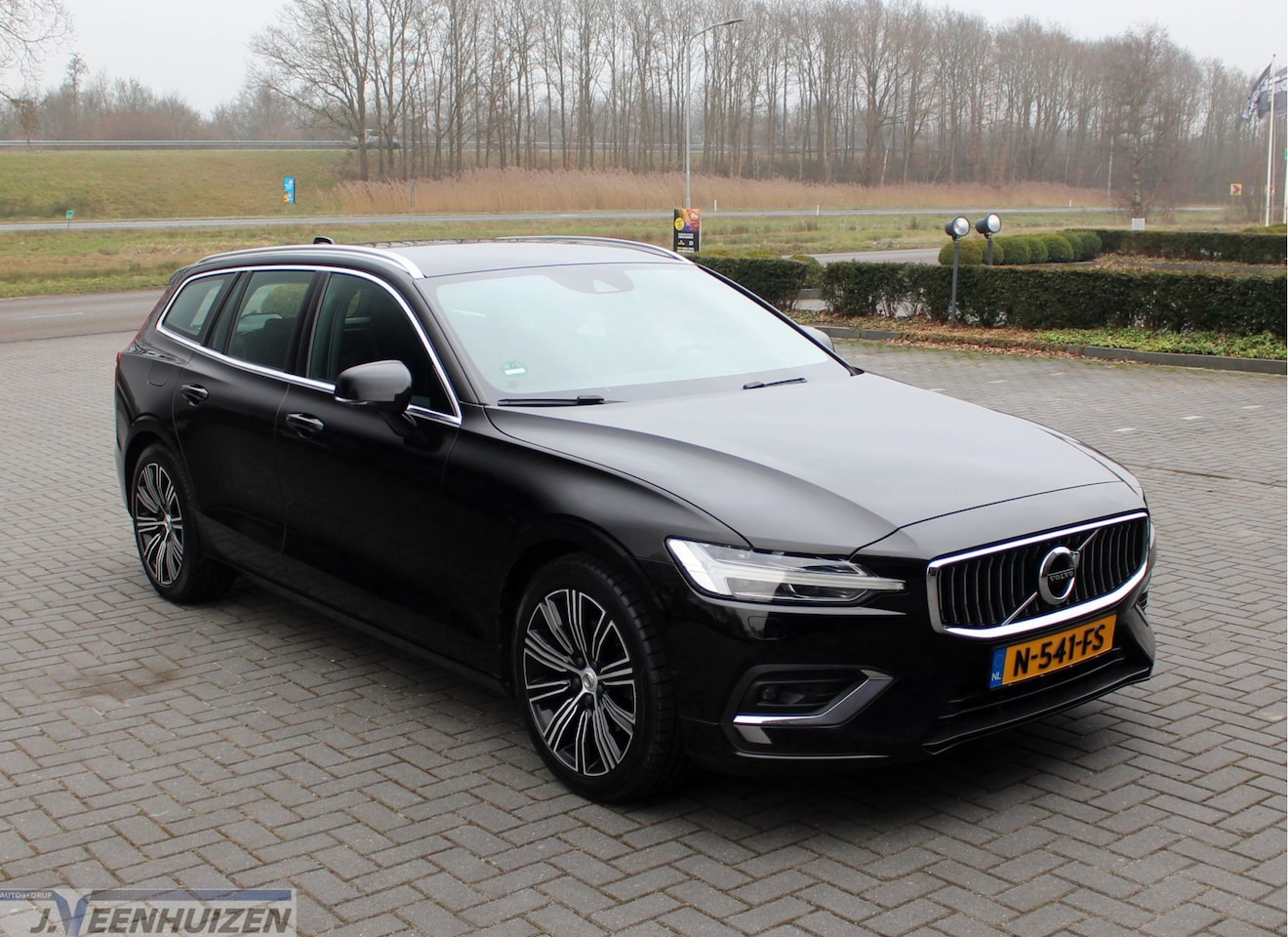 Volvo V60 - 2.0 B4 R-Design | 2020 | AUTOMAAT | Stoelverwarming | - AutoWereld.nl