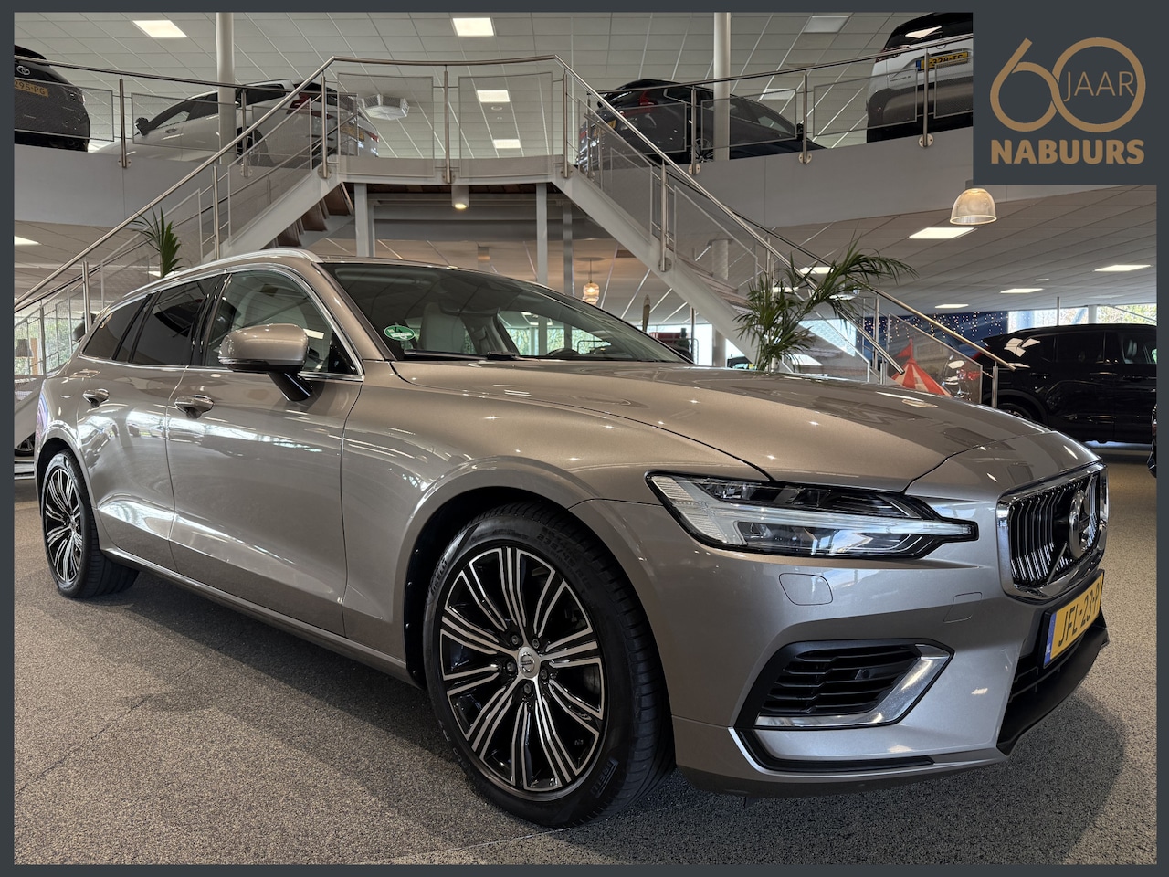 Volvo V60 - 2.0 T8 Twin Engine AWD Inscription 2.0 T8 Twin Engine AWD Inscription, Pano, Trekhaak, H/K, Memory - AutoWereld.nl