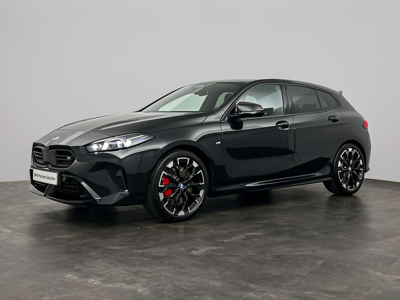 BMW 1-serie - M135 xDrive | Comfort Acces | Harman Kardon | Getint Glas achter | Stoelverwarming | - AutoWereld.nl