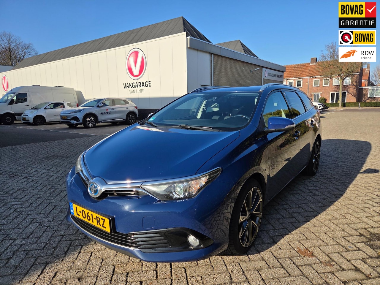 Toyota Auris Touring Sports - 1.8 Hybrid Dynamic | 18" LM-velgen | Climate controle | Stoelverwarming | Spiegels electr. - AutoWereld.nl