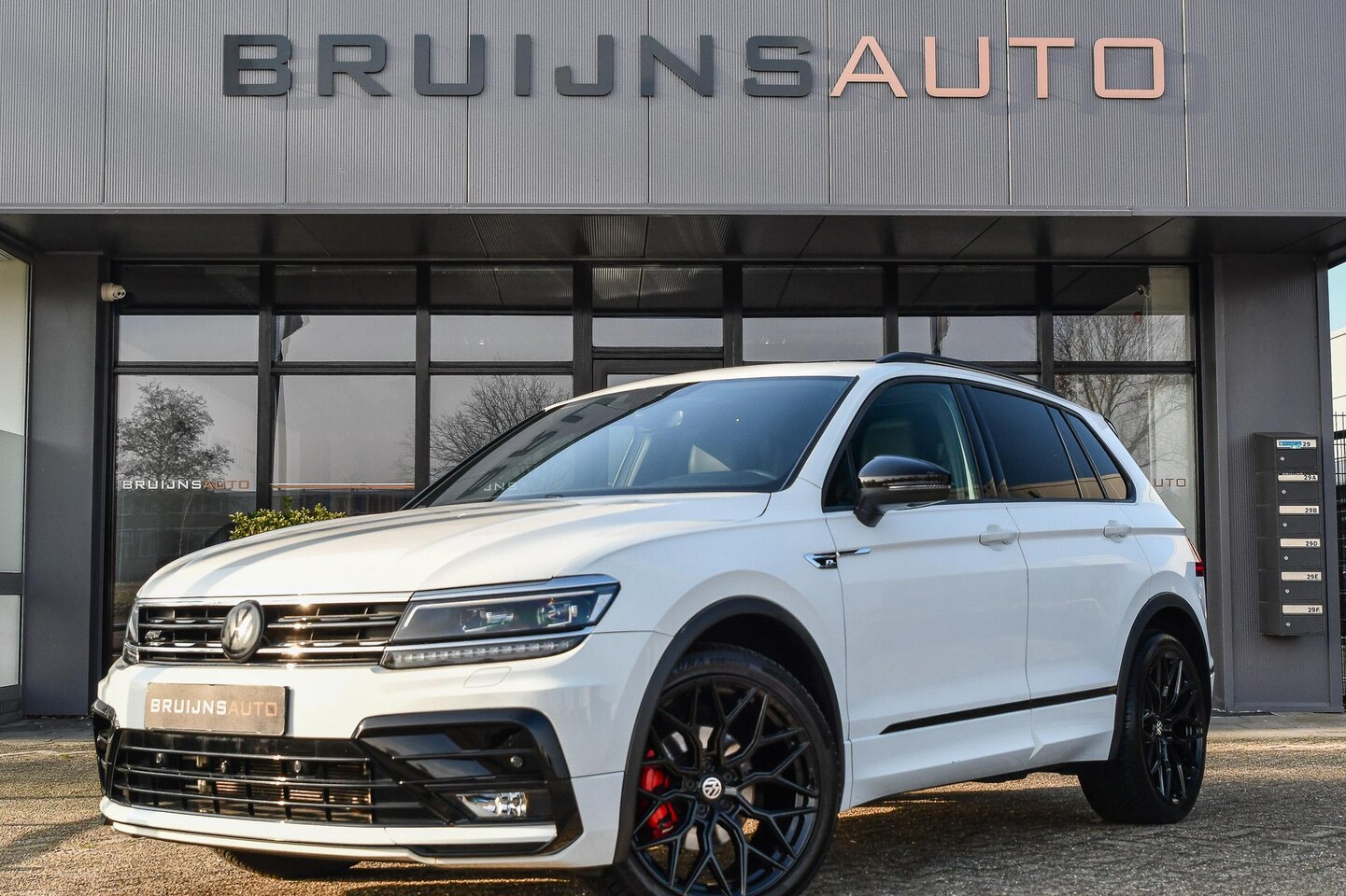 Volkswagen Tiguan - 1.5 TSI Highline R-line |Panoramadak|Camera| - AutoWereld.nl