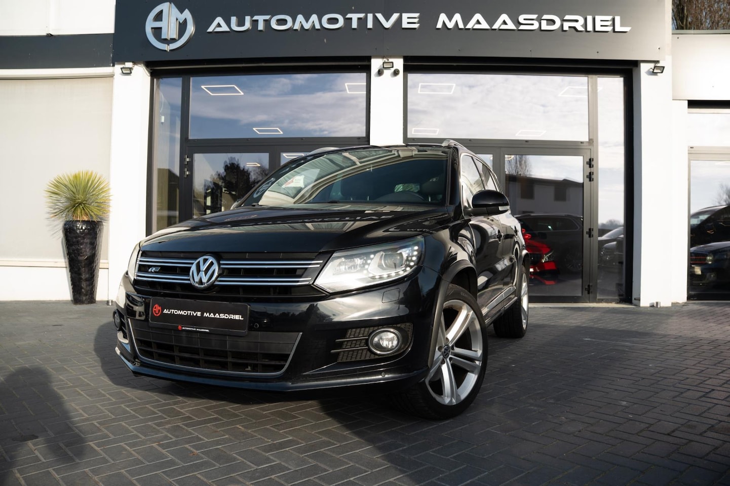 Volkswagen Tiguan - 2.0 TSI Sport&Style 4Motion|R-Line|DSG|Xenon|Navi|Camera - AutoWereld.nl