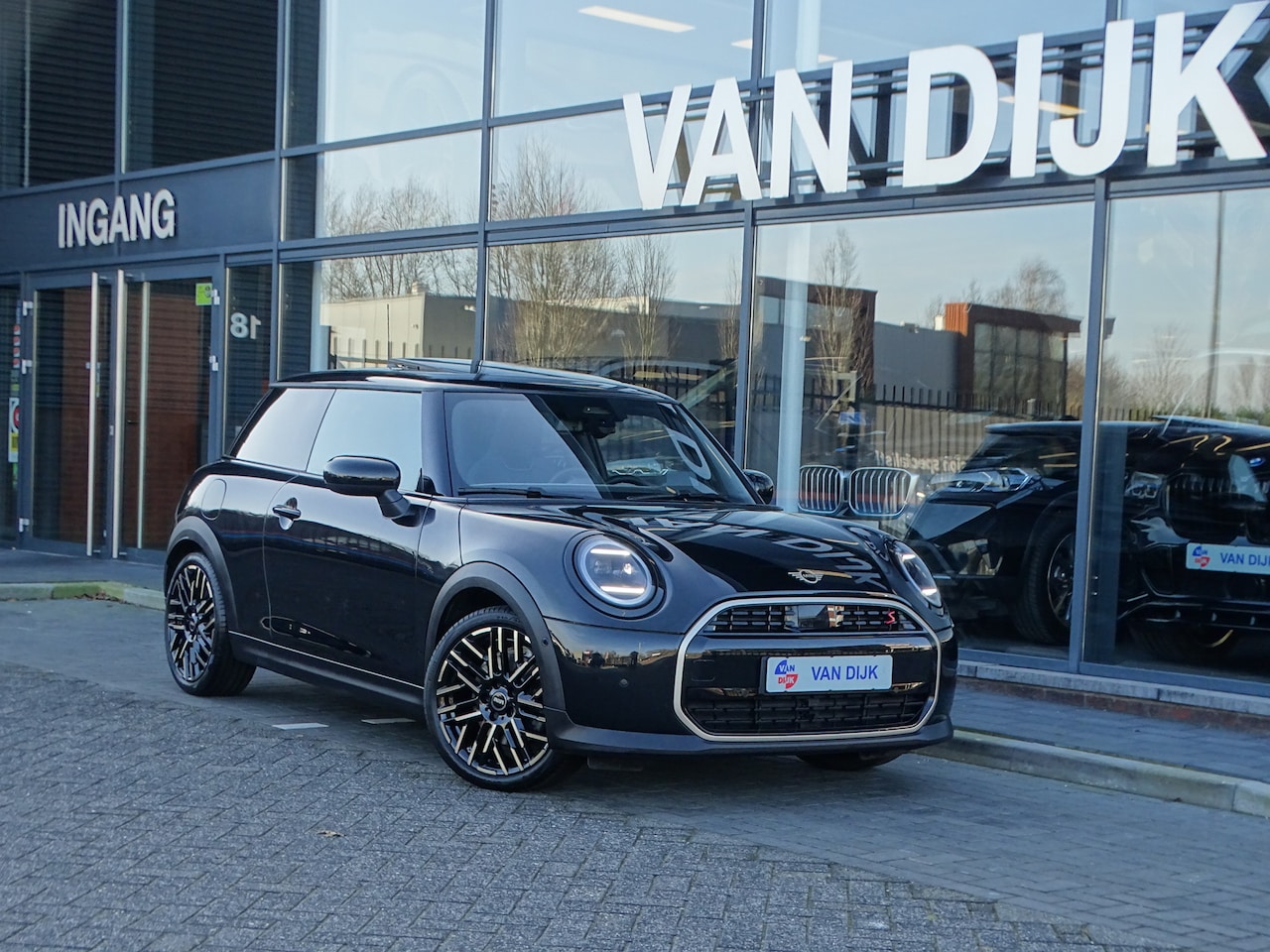 MINI Cooper S - Mini Favoured M Pano.dak Head-Up Driv.Ass Keyless entry Led JCW-Sport Stoelen 18''LM Velge - AutoWereld.nl