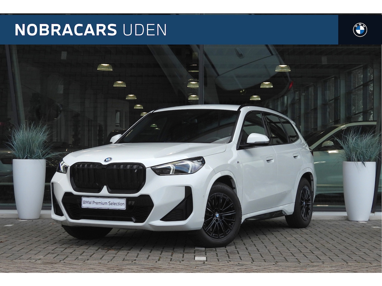 BMW iX1 - xDrive30 M Sport / Sportstoelen / Achteruitrijcamera / M Adaptief onderstel / Comfort Acce - AutoWereld.nl