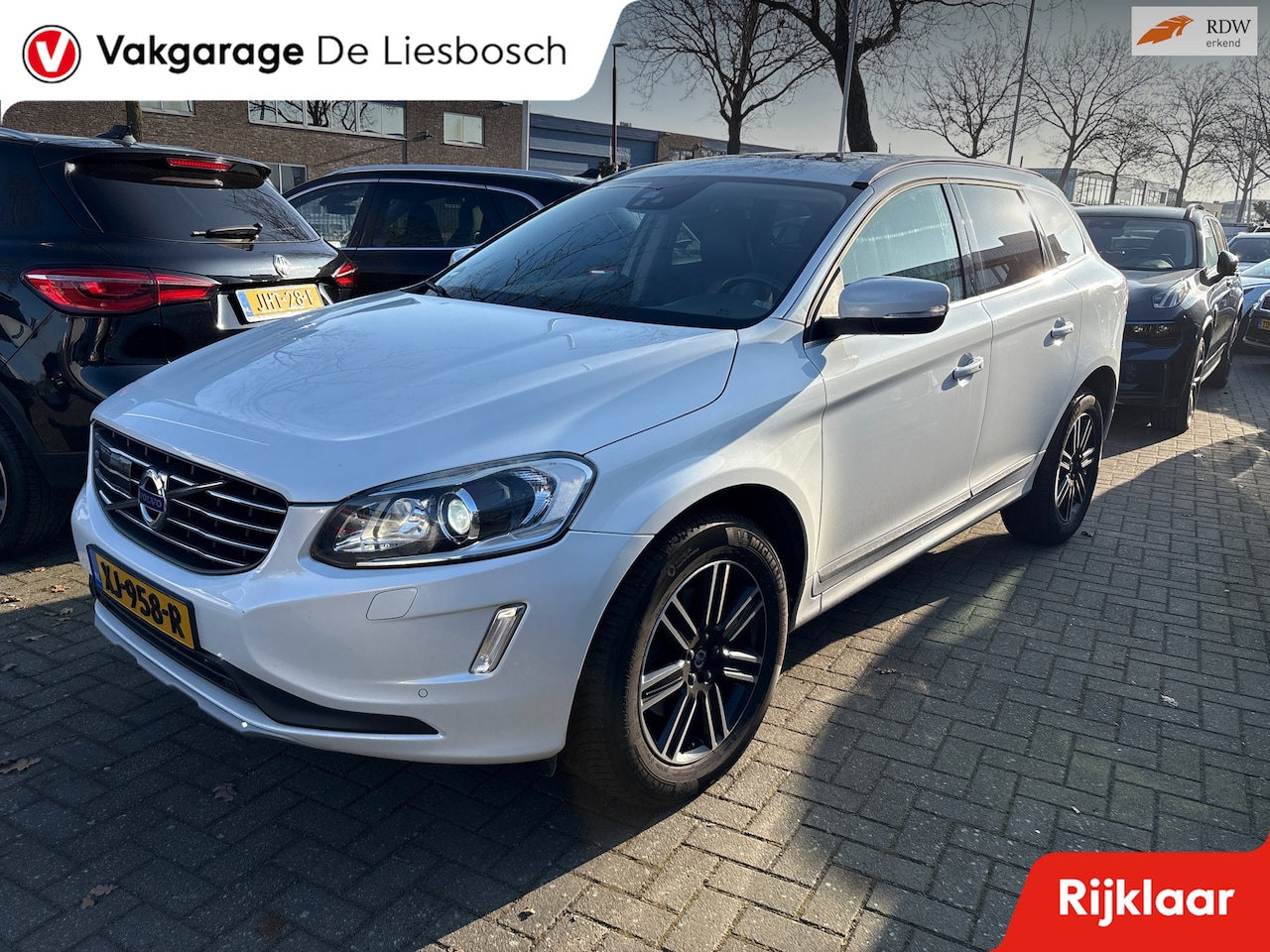 Volvo XC60 - 2.0 D4 FWD R-Design / leder / cruise-control / Blis /Navigatie / trekhaak / panorama-dak - AutoWereld.nl