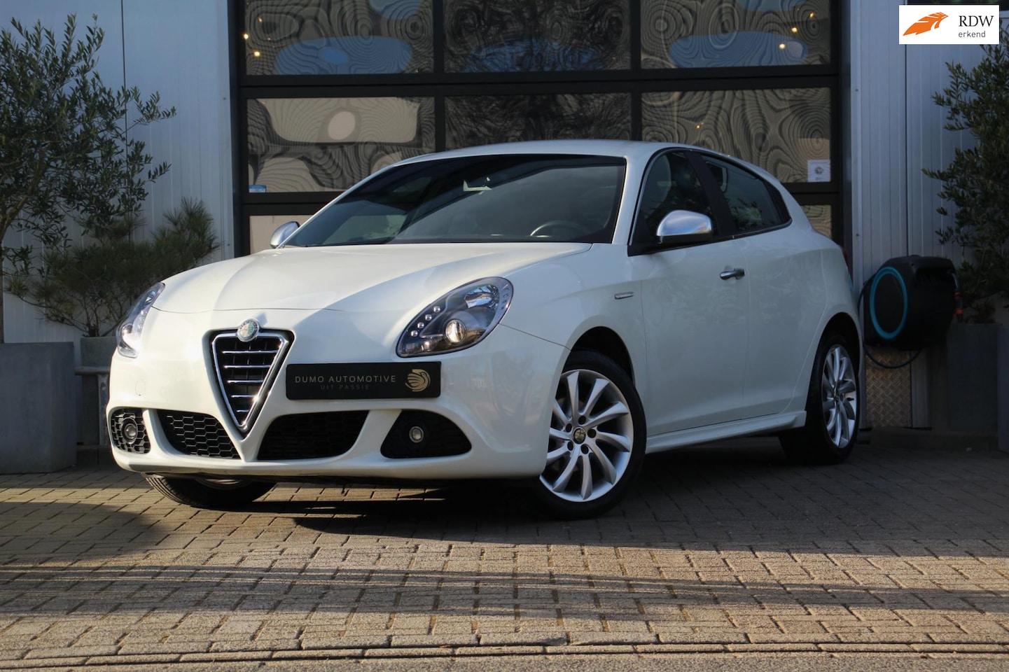 Alfa Romeo Giulietta - 1.4 Turbo Super- SPORTIVA - LEER/ALCANTARA - STOELVERWARMING - LED - PARKEERSENSOREN - ISO - AutoWereld.nl