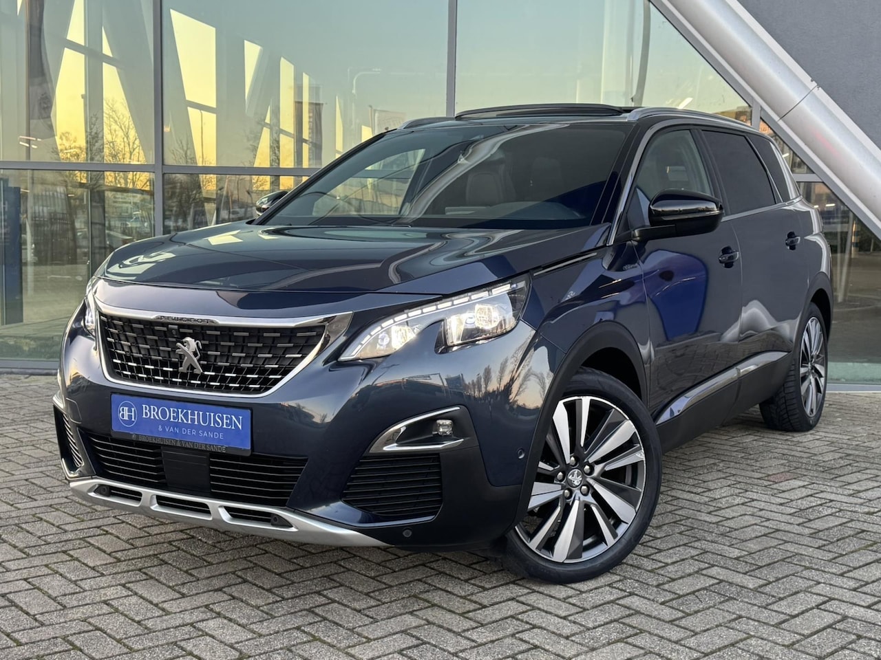 Peugeot 5008 - 1.2 PureTech Blue Lease GT-Line 131pk Panoramadak / Trekhaak / Leder / Camera - AutoWereld.nl