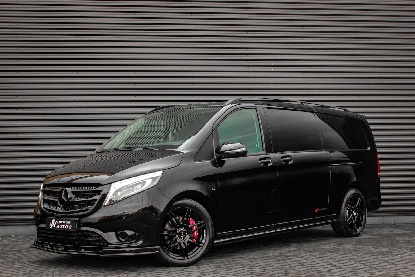 Mercedes-Benz Vito - 190PK EXTRA LANG JB- EDITION FULL BLACK / AMG / SPOILER / VERLAGINGSVEREN / NAVIGATIE / SI - AutoWereld.nl