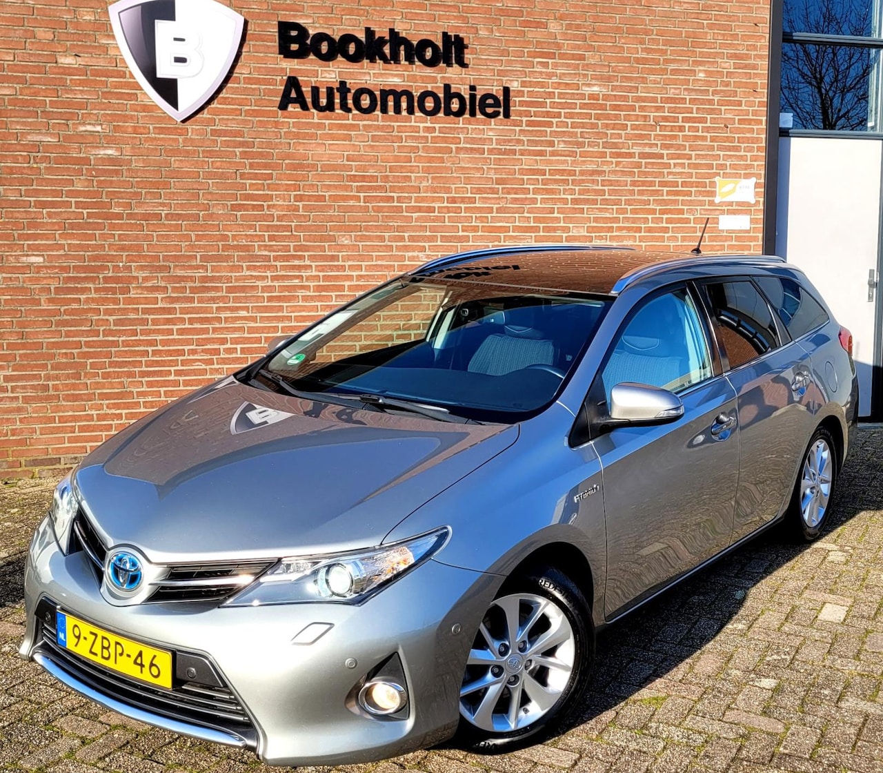 Toyota Auris Touring Sports - 1.8 Hybrid, Panorama, Camera, Trekhaak (1e eigenaar NL NAP) - AutoWereld.nl