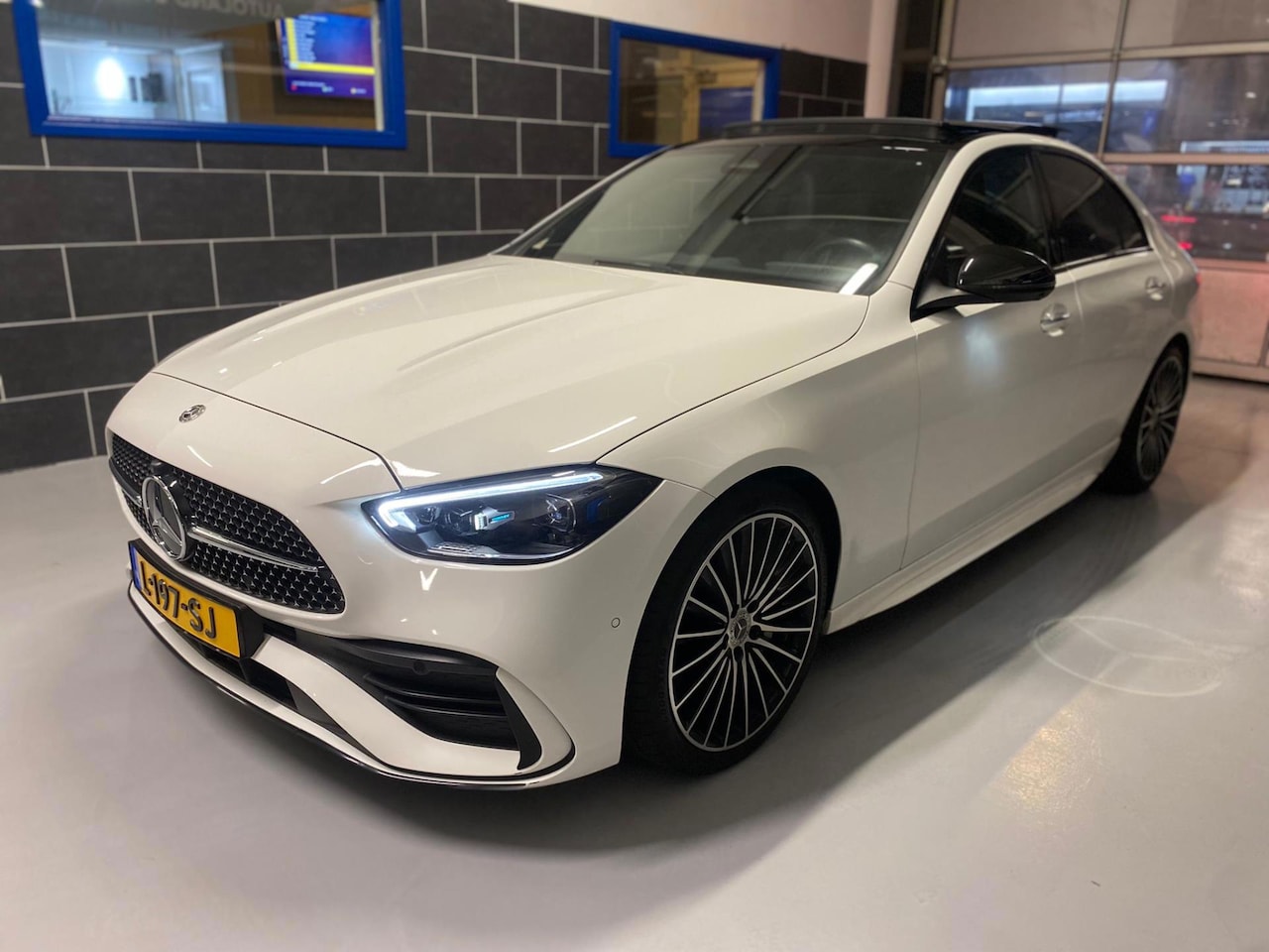 Mercedes-Benz C-klasse - 200 AMG Line | NL AUTO | 360 CAMERA | AUTOMAAT | MBUX | CARPLAY | PANO - AutoWereld.nl