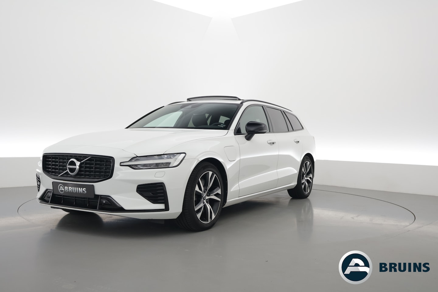 Volvo V60 - 2.0 T6 Recharge AWD R-Design | Pano-dak | elek. Trekhaak | Head-up | ACC | Stoel + stuurve - AutoWereld.nl