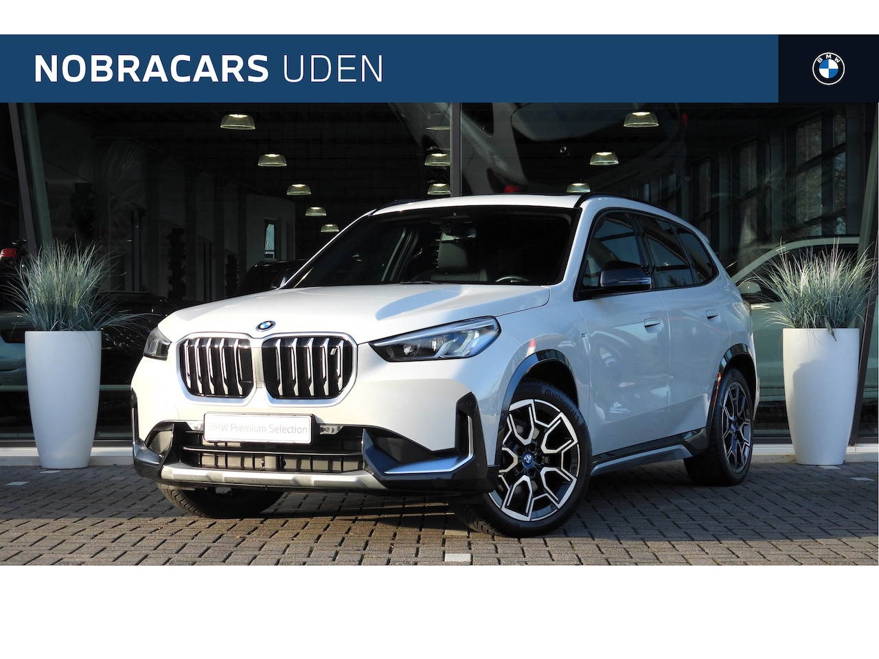 BMW iX1 - xDrive30 xLine / Panoramadak / Sportstoelen / Achteruitrijcamera / M Adaptief onderstel / - AutoWereld.nl