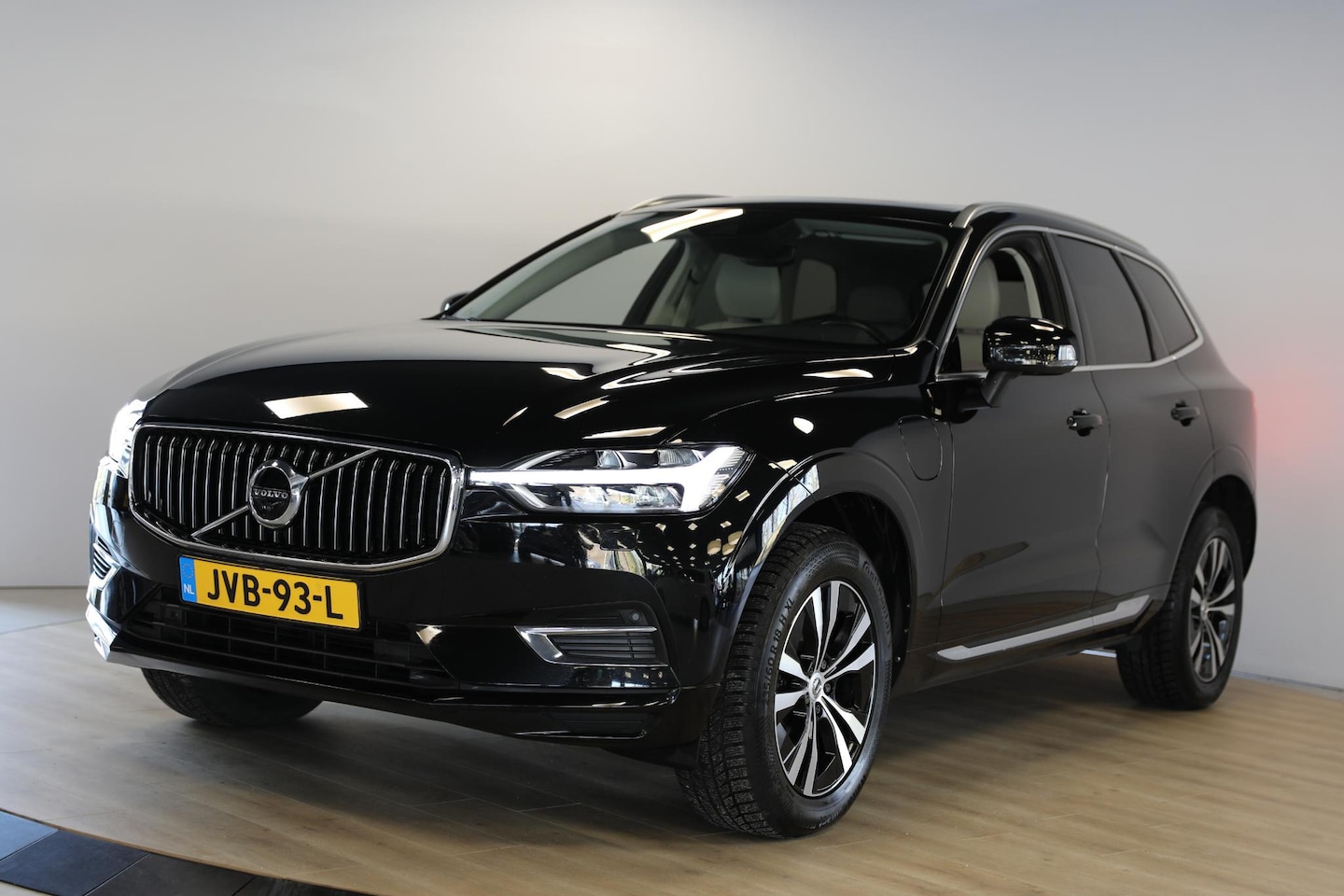 Volvo XC60 - 2.0 Recharge T6 AWD Inscription | Schuif- opendak | Trekhaak | Zomer & Winterset - AutoWereld.nl