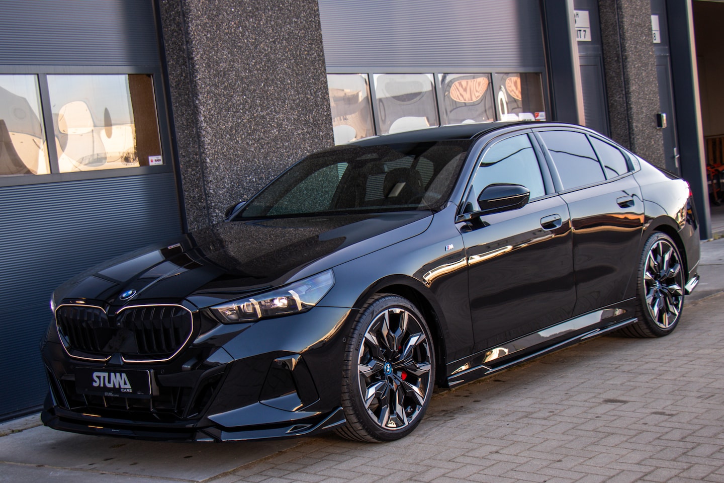 BMW 5-serie - 520i M-Sport Pro | BTW | 1 Eigenaar | Dealer Onderhouden | Full Option | 21 Inch | Pano | - AutoWereld.nl