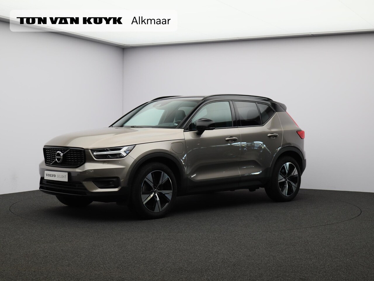 Volvo XC40 - 1.5 T4 Recharge R-Design Automaat / Leder interieur / Privacy Glass / LED koplampen - AutoWereld.nl