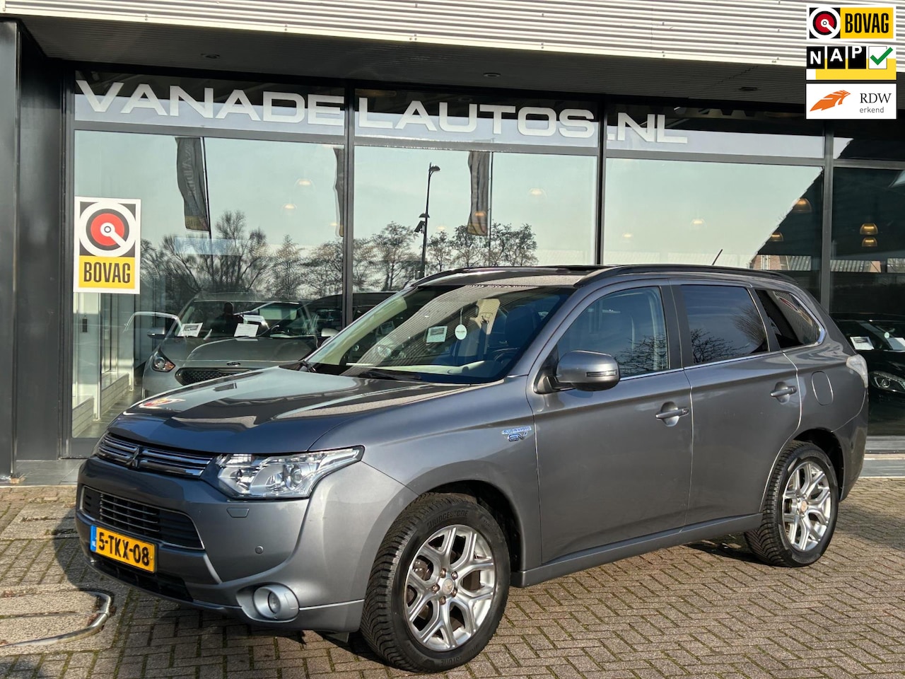 Mitsubishi Outlander - 2.0 PHEV Instyle Aut. Schuif/Kanteldak Leer Navi Cruise Trekhaak NAP NL-Auto Dealeronderho - AutoWereld.nl