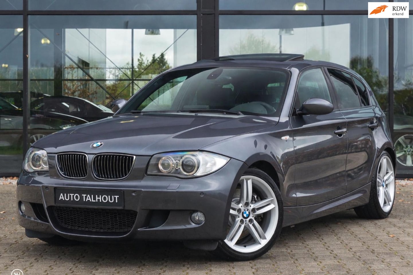 BMW 1-serie - 130i High Executive LCI M-Sport | H6 | Sportstoelen | Xenon | Schuifdak | 265pk | 6 cilind - AutoWereld.nl