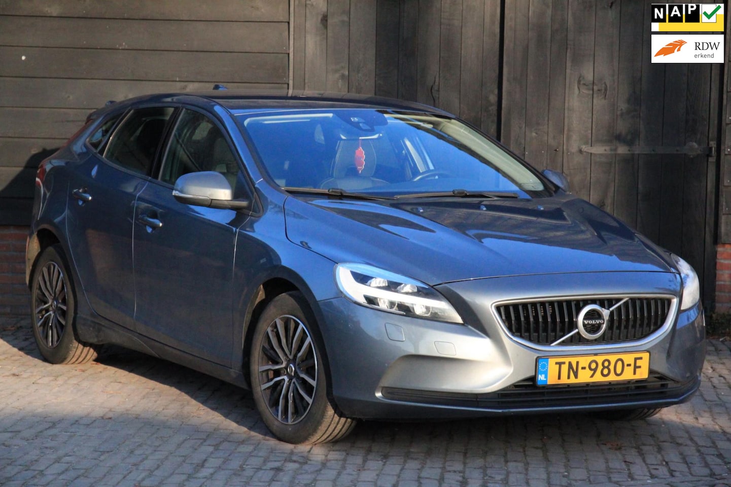 Volvo V40 - 1.5 T2 Edition+ Navigatie/Parkeersensor/Stoelverwarming/Led/Apk 01-2027 - AutoWereld.nl