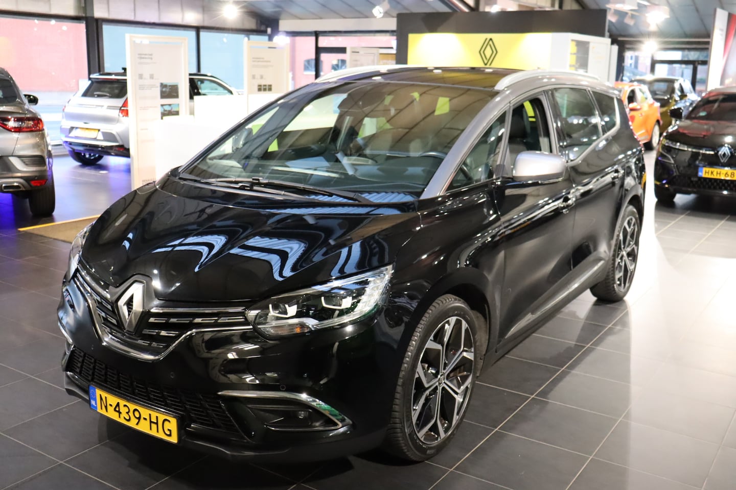 Renault Grand Scénic - TCe 140pk Intens 7persoons + panoramadak - AutoWereld.nl
