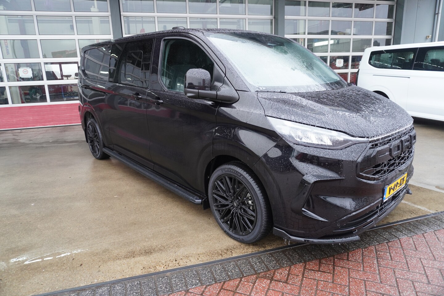 Ford Transit Custom - 320L 2.0 TDCI 170PK L2H1 Limited DubbelCabine Automaat Nr. V094 | Elektrische Schuifdeur L - AutoWereld.nl