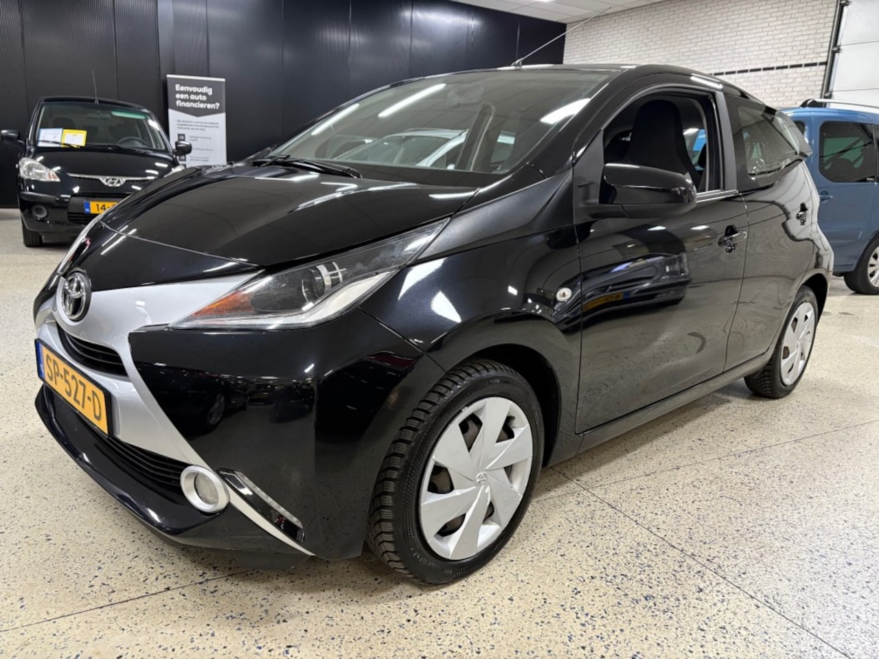 Toyota Aygo - 1.0 VVT-I X-PLAY Navigatie Airco Camera Apple carplay Multimedia - AutoWereld.nl