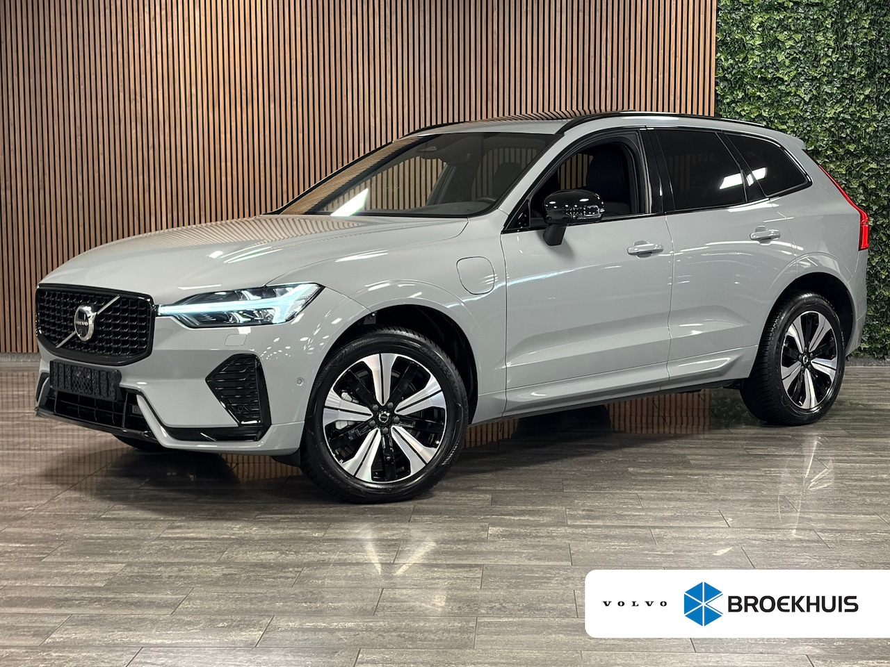 Volvo XC60 - T6 AWD Recharge Plus Dark 360° Camera | All Season Banden | Harman Kardon | Adaptieve Crui - AutoWereld.nl