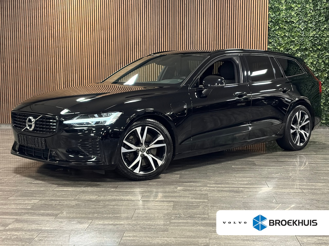 Volvo V60 - T6 AWD Recharge R-Design Adaptieve Cruise Control | Stoel en Stuurwielverwarming | Parkeer - AutoWereld.nl