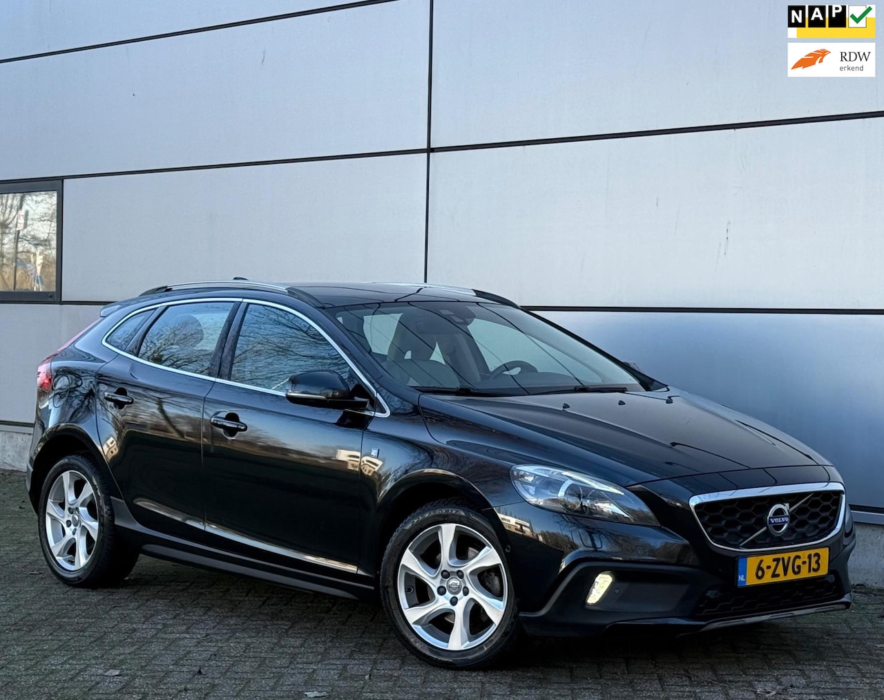 Volvo V40 Cross Country - 1.6 D2 Ocean Race Automaat |Pano |Memory |Camera |Leer |Stoelverw |Trekhaak |Led |Boekjes - AutoWereld.nl