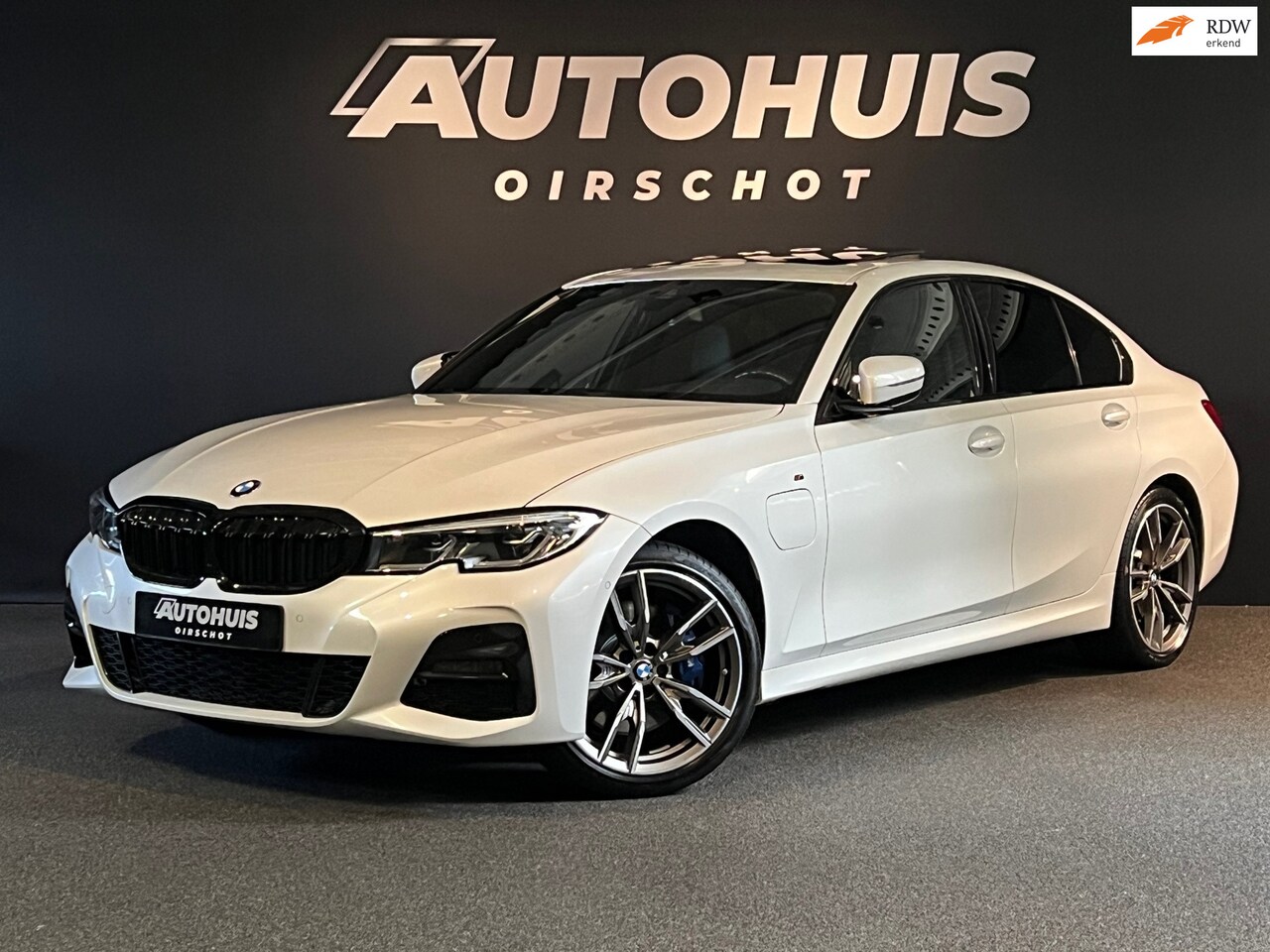BMW 3-serie - 330e High Executive Edition M Pano/ Memory stoelen/ Laser/ Stuurverwarming/ H&K/ M Sport r - AutoWereld.nl