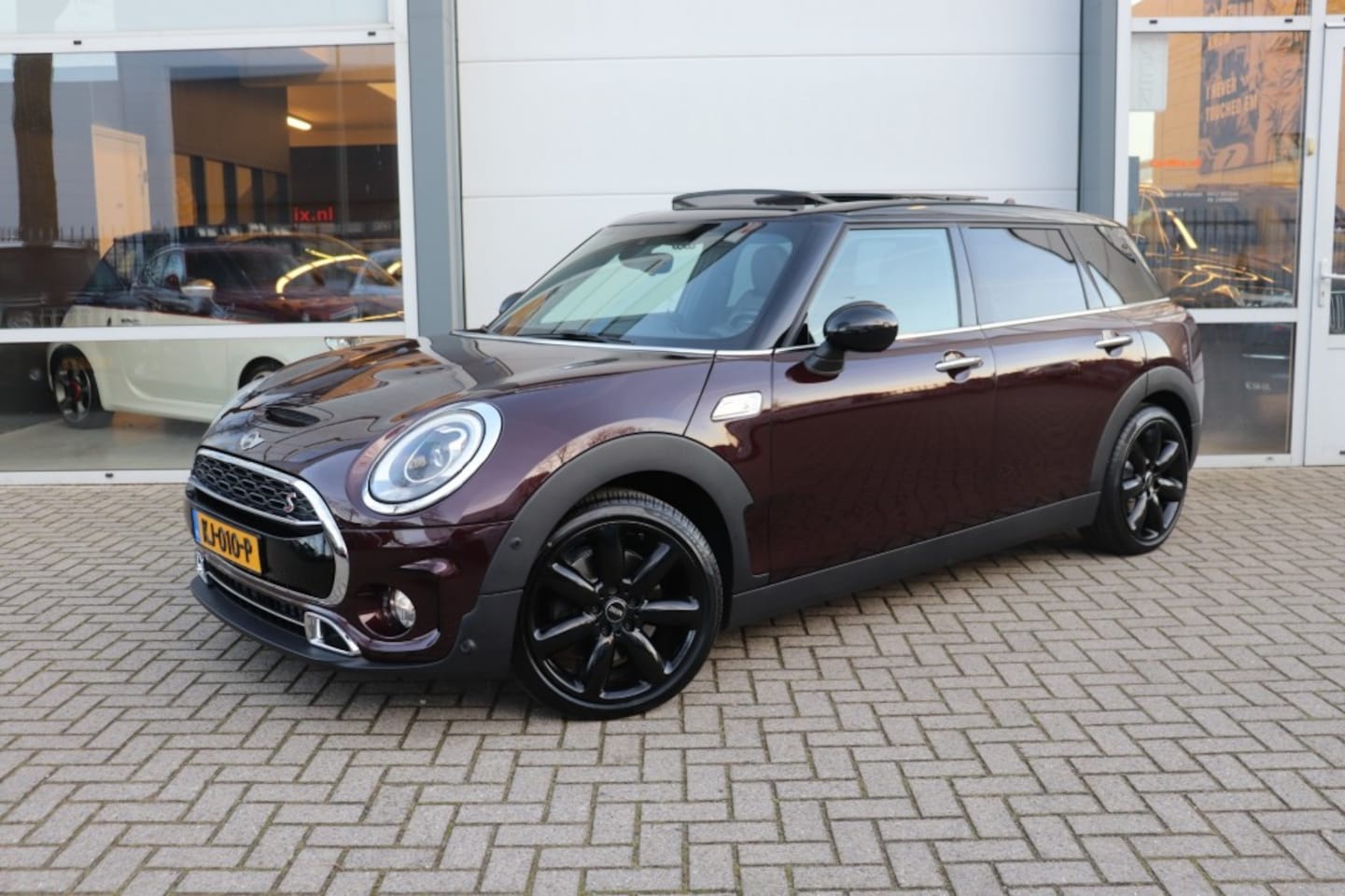 MINI Clubman - Cooper S AUT (192PK) KNIGHTSBRIDGE EDITION/PAN.DAK/STOEL.VERW/KEYLESS/CAMERA - AutoWereld.nl