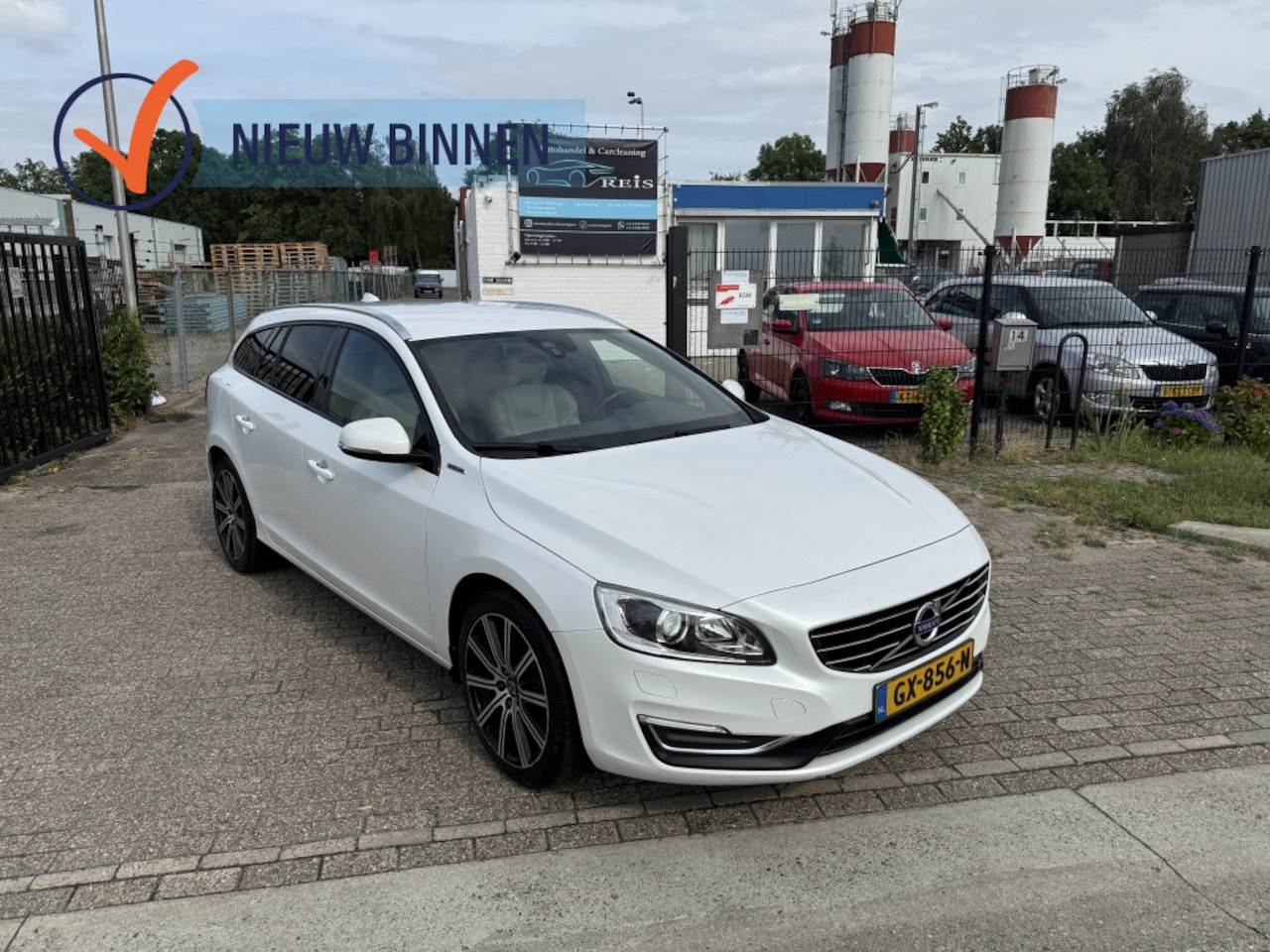 Volvo V60 - 2.4 D5 Twin Engine Special Edition 2.4 D5 Twin engine Special.Edition. - AutoWereld.nl