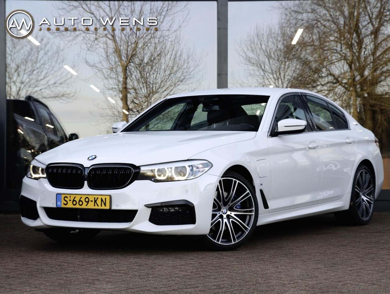 BMW 5-serie - 530e iPerformance M Sport High Executive Alpinweiss - AutoWereld.nl