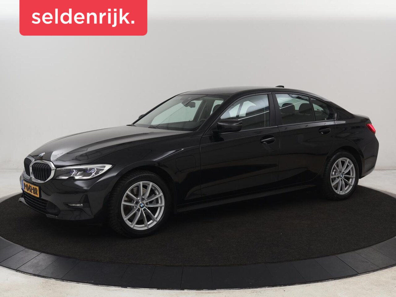 BMW 3-serie - 320e Business Edition Plus | Leder | Stoelverwarming | Live Cockpit | Carplay | Navigatie - AutoWereld.nl