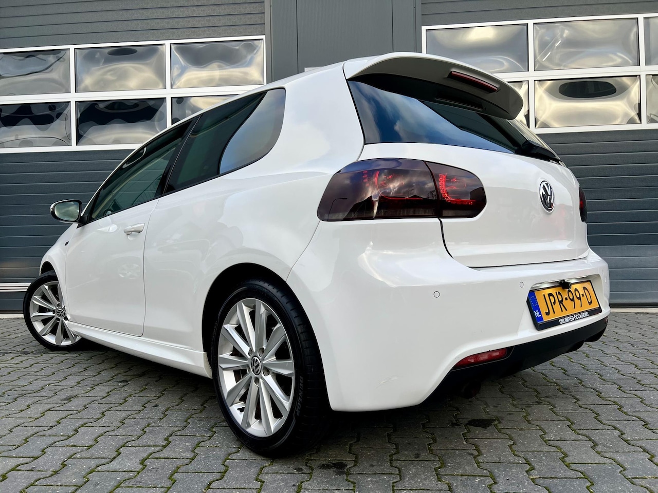 Volkswagen Golf - 1.2 TSI R-LINE *CARPLAY*CAMERA*ECC*MFS STUUR - AutoWereld.nl