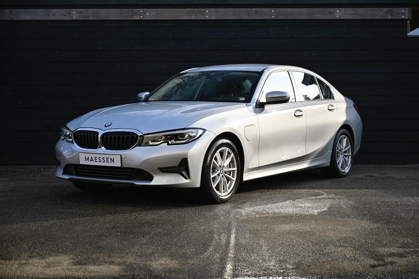 BMW 3-serie - 330e eDrive Edition | Bruin Leder | BTW | LED - AutoWereld.nl