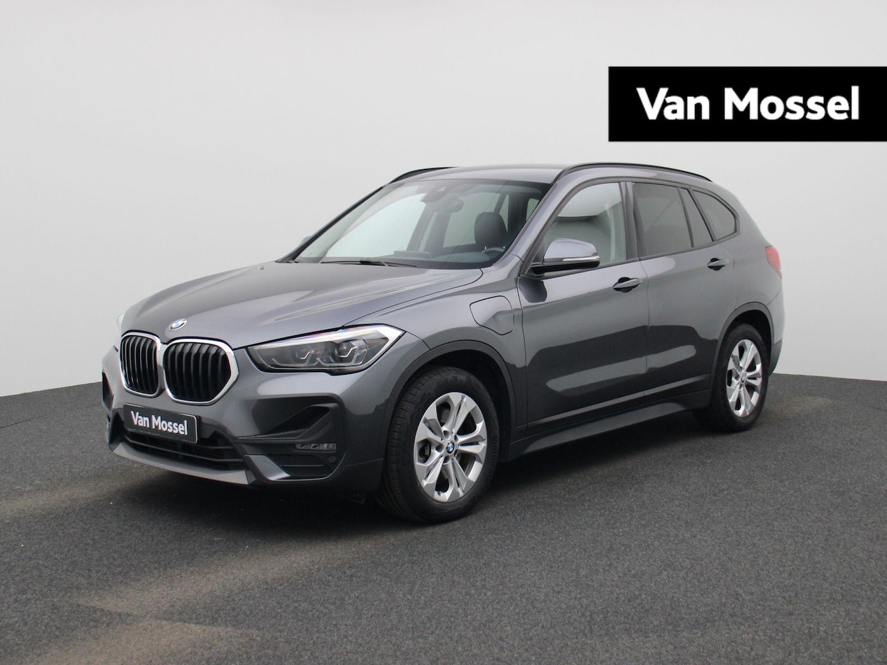 BMW X1 - xDrive25e Executive | Automaat | LMV | Parkeer sensoren | Camera | Climate control | Stoel - AutoWereld.nl
