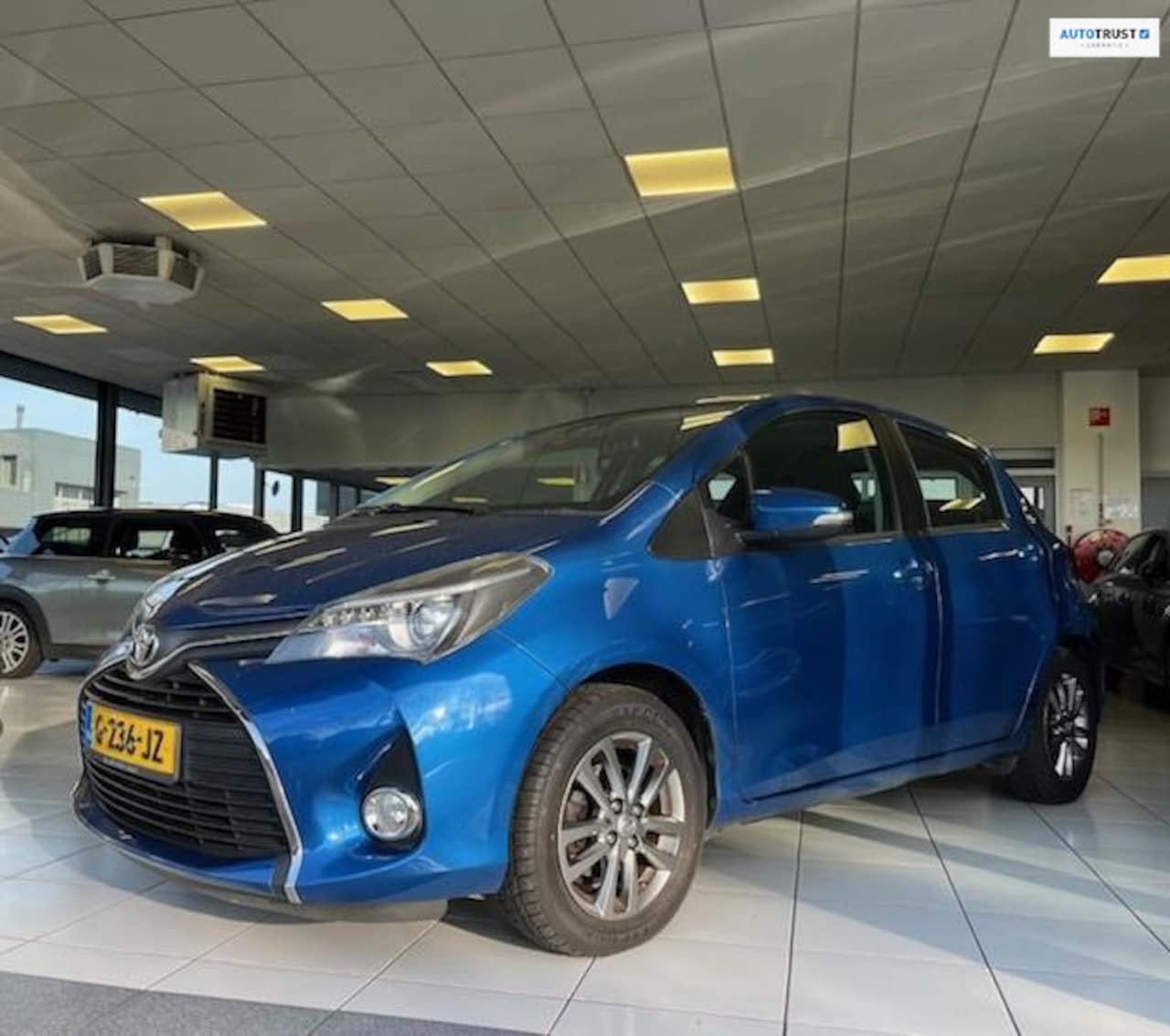 Toyota Yaris - 1.3 VVT-i Lease Bi-Tone/Afneembare trekhaak/Navi/Stoelverwarming/Dealer onderhouden - AutoWereld.nl