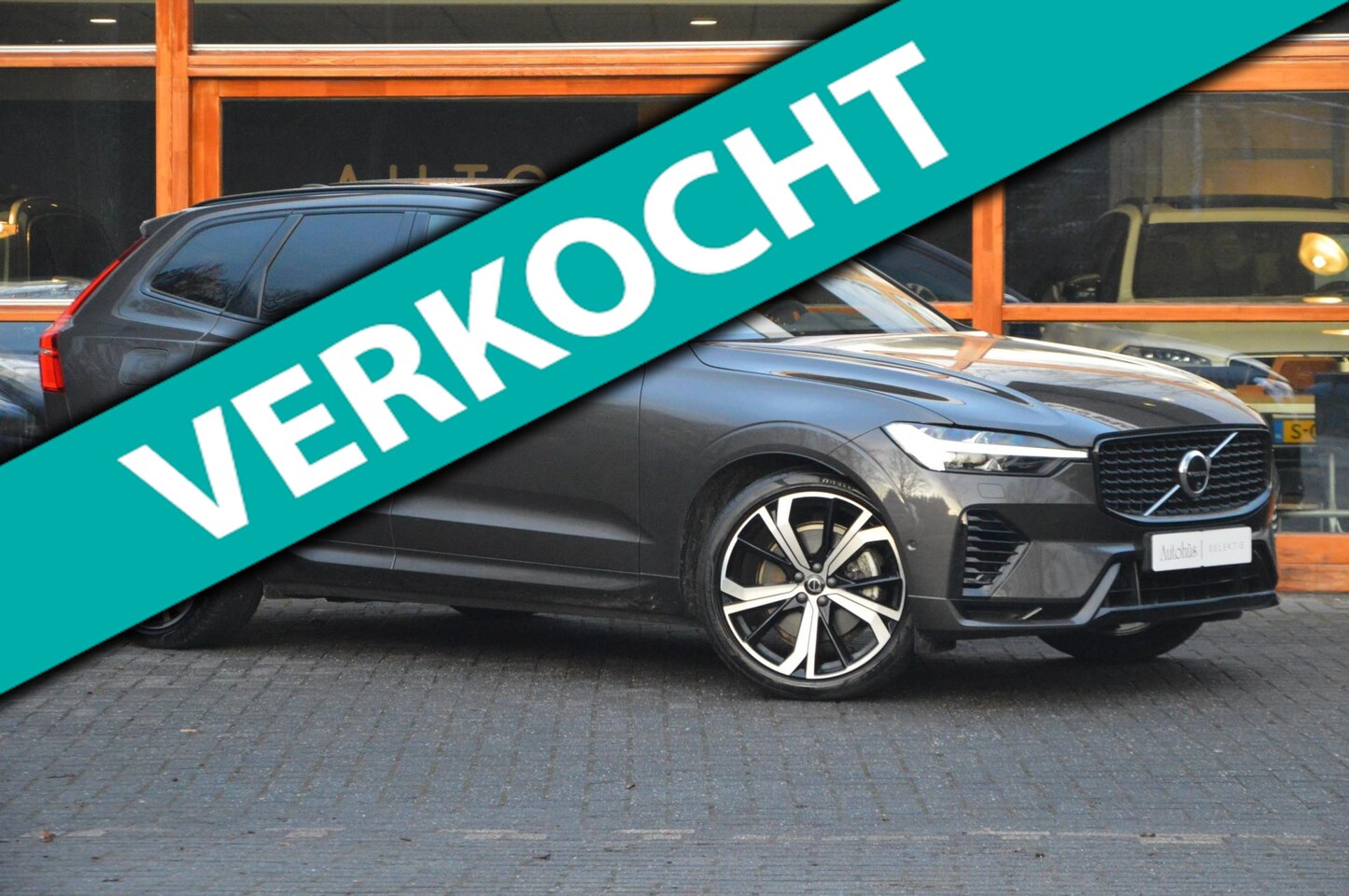 Volvo XC60 - T8 Hybride AWD Plus Dark | Luchtvering | Head-Up | Panoramadak | 360° Camera | Trekhaak | - AutoWereld.nl