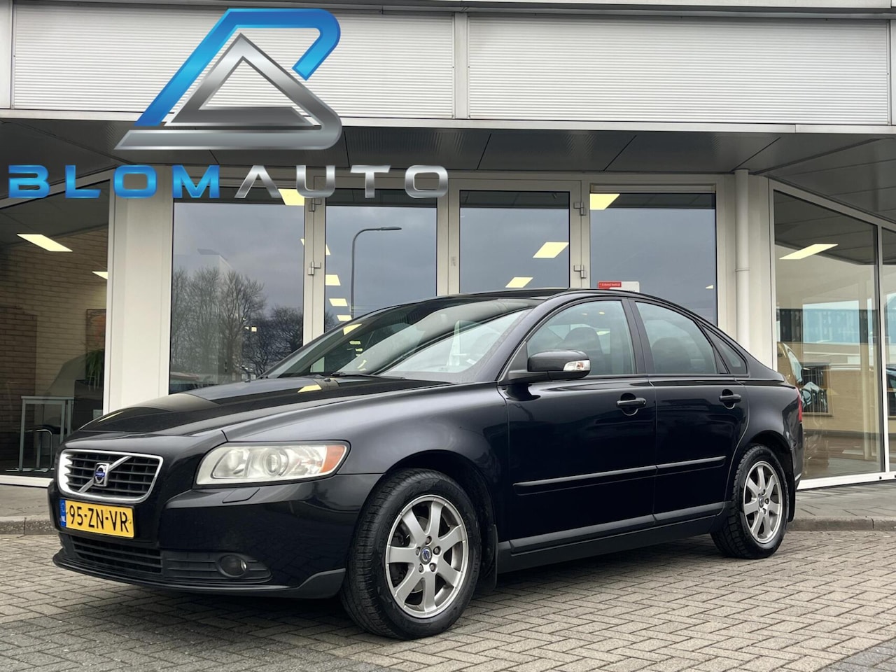 Volvo S40 - 1.8 NWE MODEL NL AUTO LAGE KM STAND TREKHAAK+CLIMA - AutoWereld.nl